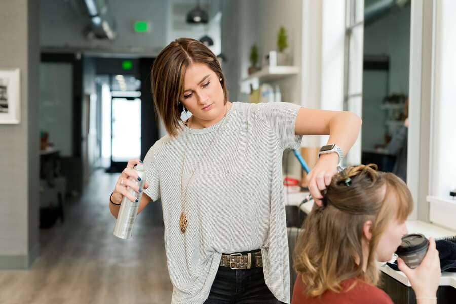 Cabeleireira mostra como um simples corte de cabelo pode fazer